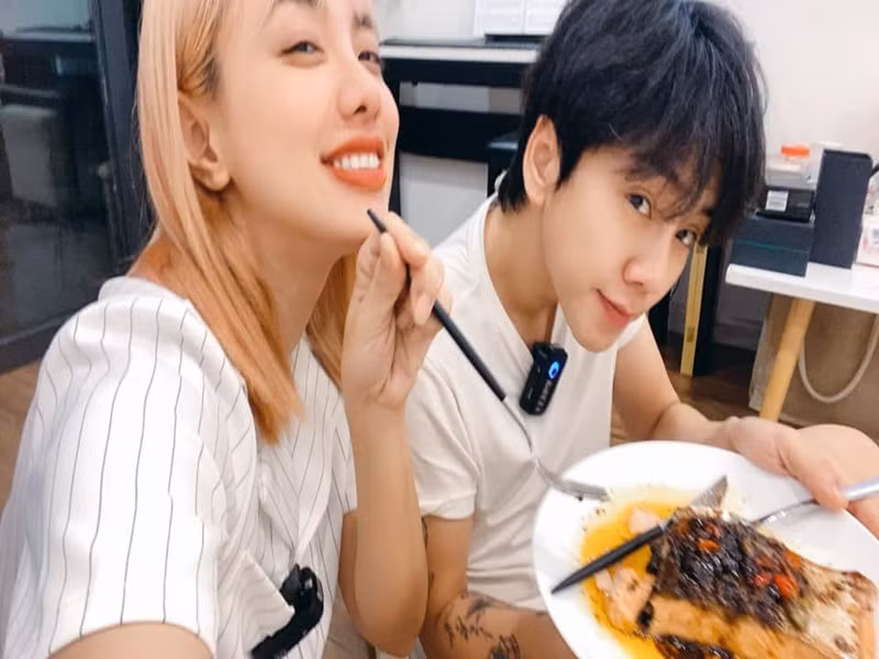 Lan Trinh không giấu được niềm hạnh phúc khi được nửa kia chăm sóc, chiều chuộng.