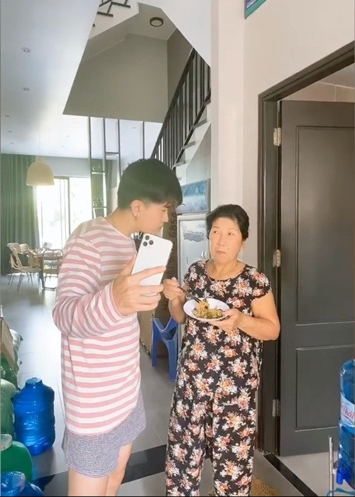 Chi Dân từng chia sẻ, mẹ của anh một mình lo cho 8 người con sau khi chồng mất sớm.