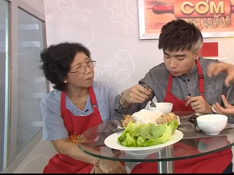 Lúc Chi Dân mới làm nghề, mẹ của anh phải đi mượn nợ khắp nơi để cho con có tiền làm MV, mua bài hát.