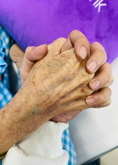 Trước đó, Chi Dân luôn túc trực khi mẹ của anh nhập viện. Nam ca sĩ đăng tải hình ảnh nắm tay mẹ và xin mọi người cùng cầu nguyện cho mẹ bình an.