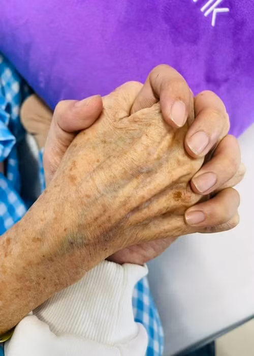 Trước đó, Chi Dân luôn túc trực khi mẹ của anh nhập viện. Nam ca sĩ đăng tải hình ảnh nắm tay mẹ và xin mọi người cùng cầu nguyện cho mẹ bình an.