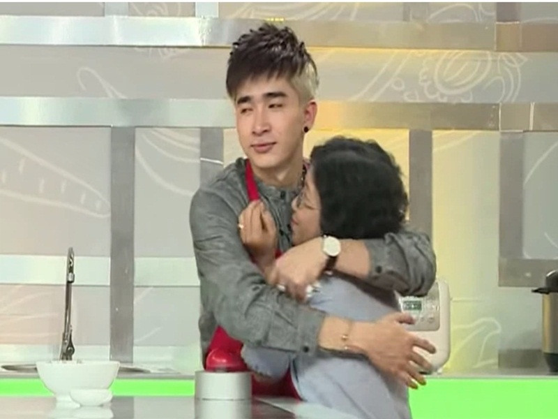 Cứ mỗi lần Chi Dân vấp ngã, mẹ anh lại phải đi mượn nợ. Lúc đó, nam ca sĩ rất buồn và thương mẹ nhưng không bỏ cuộc.