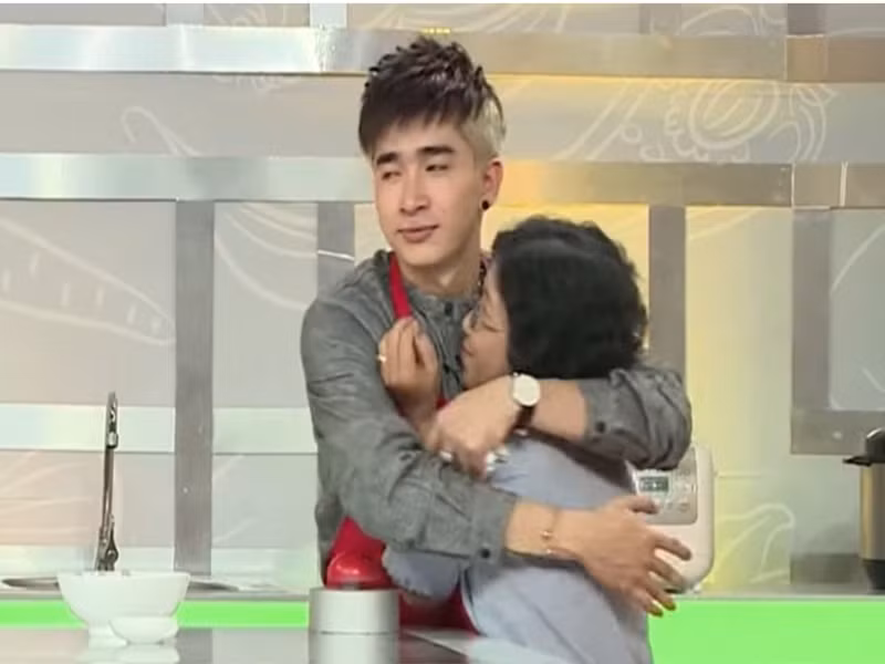 Cứ mỗi lần Chi Dân vấp ngã, mẹ anh lại phải đi mượn nợ. Lúc đó, nam ca sĩ rất buồn và thương mẹ nhưng không bỏ cuộc.