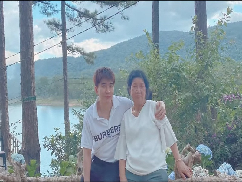 Nam ca sĩ cho biết, anh làm gì cũng nghĩ đến mẹ. "Những điều Dân đang làm bây giờ đều vì mẹ. Tuy vậy, Dân rất ít khi tâm sự với mẹ vì sợ mẹ buồn. Với mình, mẹ là người để Dân yêu thương, chăm sóc", Chi Dân tâm sự.