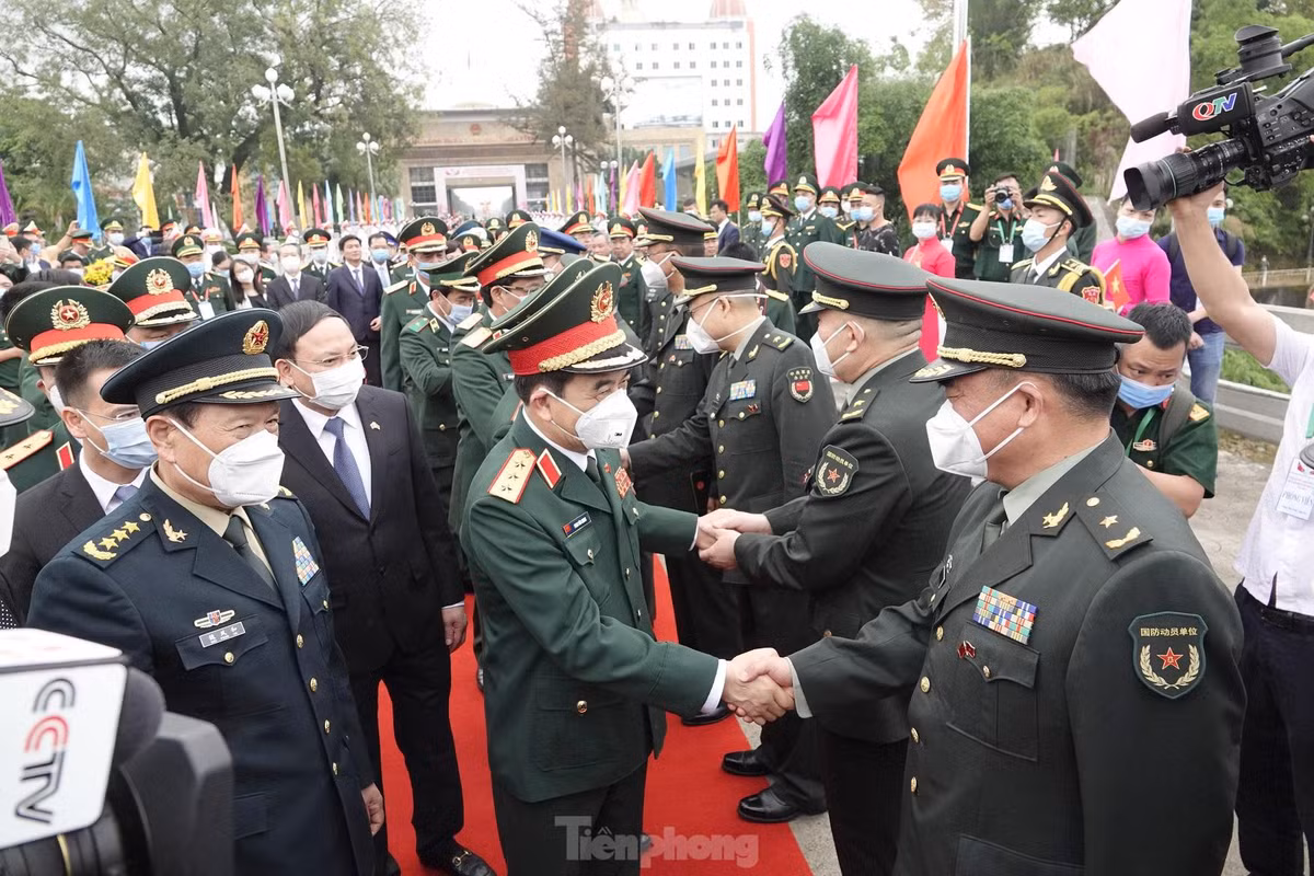 Thuong tuong Phan Van Giang va Thuong tuong Nguy Phuong Hoa hoi dam tai Trung Quoc-Hinh-4