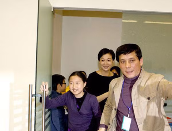 15 năm, con gái Thành Long sống với mẹ và chỉ biết có mẹ mình qua những ngày cực khổ và vui vẻ bên nhau. Trác Lâm thường tránh những câu hỏi liên quan đến bố.