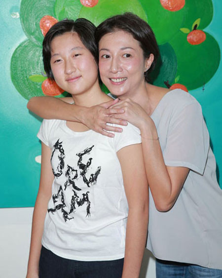 Trước sự cố tự sát này, nhiều người cho rằng đã đến lúc Thành Long quan tâm đến con gái, bởi cho dù hai mẹ con sống với nhau hòa thuận, yêu thương, vai trò người cha trong lứa tuổi thiếu nữ này vẫn là không thể thiếu.