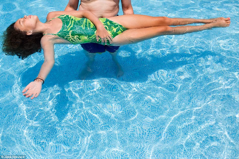 Giây phút hiếm hoi cơ thể Hannah được giải thoát khỏi chiếc áo chỉnh hình.