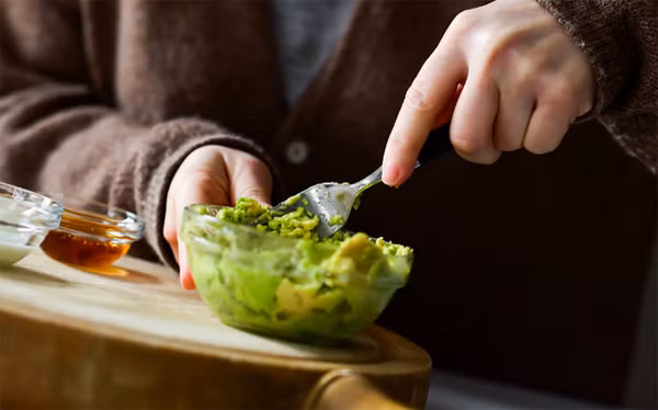 Mặt nạ bơ, trứng gà và dầu oliu. Bổ đôi quả bơ, bỏ hạt và vỏ, xay nhuyễn phần ruột thành một hỗn hợp sánh. Sau đó trộn chung hỗn hợp trên với trứng gà (dùng được cả lòng đỏ và trắng) và dầu olive. Thoa đều hỗn hợp trên từ ngọn tóc đến chân tóc, quấn khăn hoặc dùng mũ chụp đầu để ủ tóc trong thời gian từ 20-30 phút. Lưu ý rằng bạn nên gội đầu với nước ấm trước để loại sạch hoàn toàn lớp mặt nạ dính trên tóc. Sau đó mới sử dụng dầu gội và xả lại bằng nước lạnh.