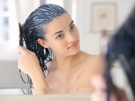 Sữa chua. Sau khi gội đầu, hãy thoa đều sữa chua lên tóc, từ chân tới ngọn. Massage tóc 5 phút, ủ tóc trong vòng 30 phút bằng khăn ấm rồi xả tóc với nước mát. Chỉ cần 2 lần/tuần, sau một tháng là mái tóc cháy nắng của bạn sẽ lại óng ả, suông mềm đến không ngờ.