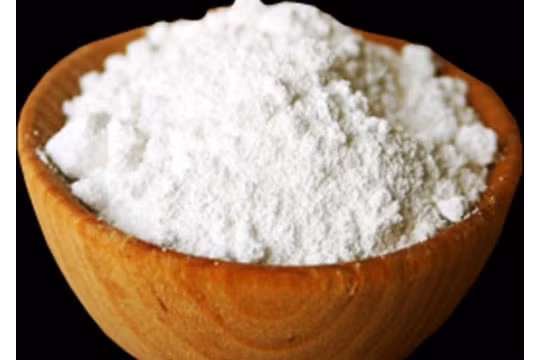 Dùng baking soda làm trắng răng. Các ngôi sao lớn thời Marilyn Monroe từng dùng baking soda chà lên răng sau đó súc miệng lại bằng nước sạch. Hiện tại, bạn có thể trộn kem đánh răng với baking soda đánh răng bình thường để có hàm răng trắng sáng.