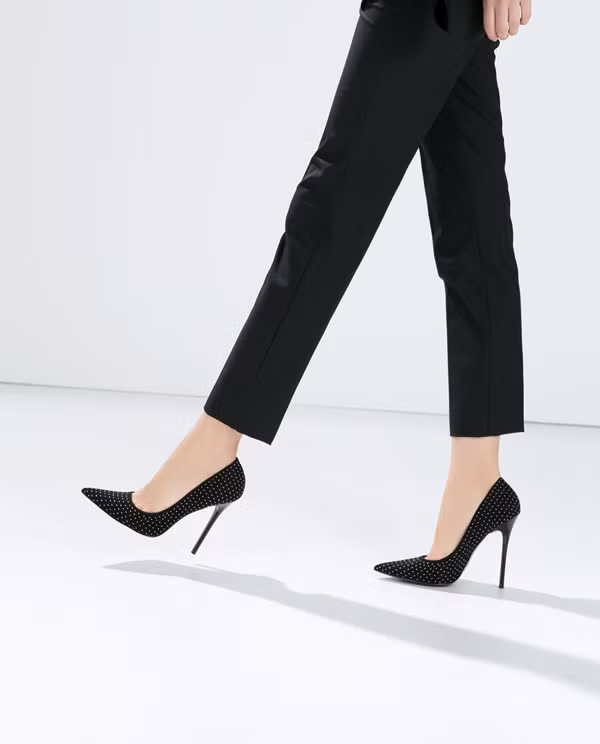 Đi giày cao gót. Một điều phải làm khi mặc quần ống rộng, đó là đi giày cao gót. Tất nhiên, trong trường hợp bạn đã quá cao rồi thì đi giày bệt cũng là một điều chấp nhận được. Nhưng đẹp nhất vẫn sẽ là giày cao gót. Bạn nên tránh tuyệt đối boot cổ ngắn hoặc ankle strap sandal bởi chúng tạo một đường cắt ở cổ chân bạn, khiến bạn nhìn lùn đi.