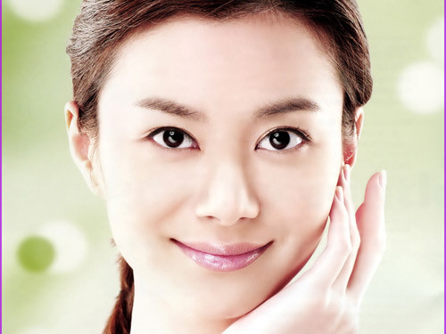 Ở độ tuổi 30. Làn da trở nên không đều màu với các mạch máu bị vỡ và nhiều đốm đen, nám dày hơn, cùng với các nếp nhăn và chân chim ở đuôi mắt cũng là vấn đề khiến nhiều chị em lo ngại. Những thói quen xấu ở thời trẻ của bạn như thức khuya, nhậu nhẹt hay không chăm chút dưỡng da...sẽ bắt đầu biểu hiện trên khuôn mặt với nếp nhăn, nám và vết loang.