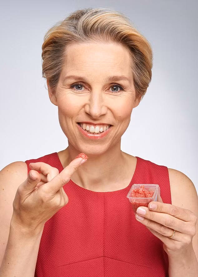 Làm hỗn hợp tẩy da chết cho môi. Xắt nhỏ 2 củ dền nhỏ, cho 1 cốc nước và đun sôi trong 2 phút, tắt bếp và lọc lấy nước. Khi nước nguội, cho thêm 1 thìa nước ép dầu dừa, 1 thìa cà phê mật mong, 5 muỗng đường trắng và 1 thìa đường nâu để tạo thành hỗn hợp nhão, thêm 1 muỗng canh củ cải đường lỏng cho vào lọ thủy tinh, để vào tủ lạnh dùng dần.