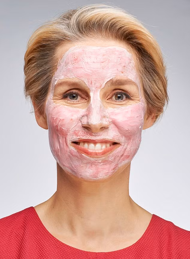 Mặt nạ củ dền dưỡng ẩm da. Nghiền củ dền với sữa chua và dầu hạnh nhân, đắp hỗn hợp lên mặt trong 20 phút, sau đó rửa sạch bằng nước ấm. Thường xuyên sử dụng mặt nạ này sẽ giúp da mặt mềm mại và mịn màng.