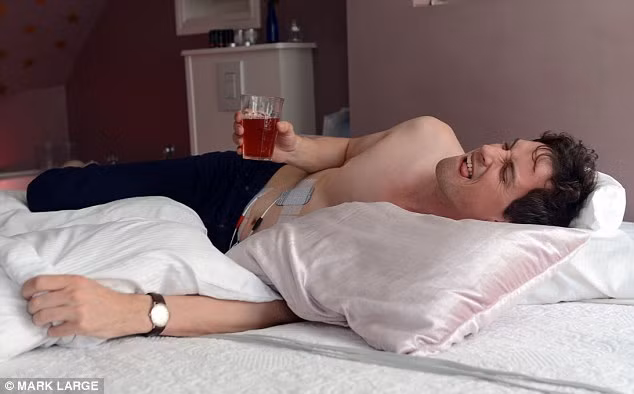 Giai đoạn 1: Cơn đau và co thắt nhẹ và khá nhỏ. Tuy nhiên, có khoảng 30 giây nhân viên y tế nhấn nút tăng xung điện, các cơn co thắt mạnh hơn, khiến cho Tom có cảm giác như "kiến bò khắp người".