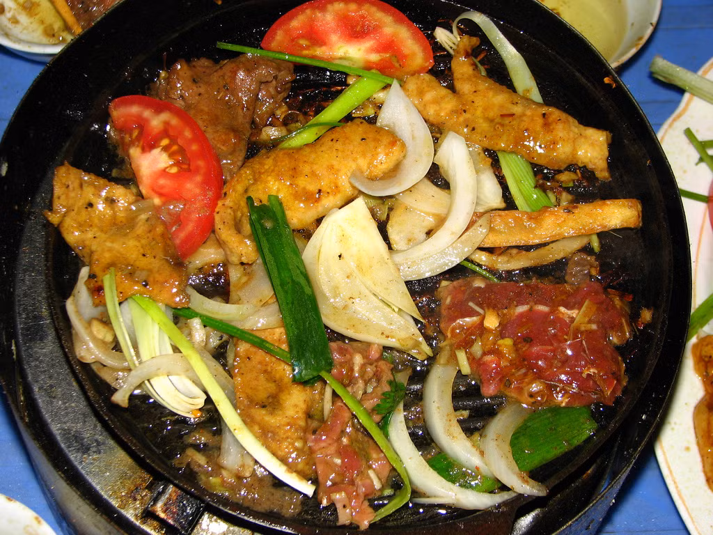 Nầm nướng: 47 Mã Mây. Khi bò nướng bắt đầu phổ biến ở Hà Nội vào năm 2007, Mã Mây là điểm hẹn của các bạn trẻ yêu thích món nướng vỉa hè. Hiện tại, các quán bán cả buổi trưa nhưng chỉ tới buổi chiều tối, khách mới tới đông. Ngoài bò là thực phẩm hút khách nhất, các hàng còn bán thêm nầm, bánh mì ăn kèm với các loại khoai tây chiên. Với set ăn 100.000 đồng là bạn đã có thể ăn khá no nê rồi đó.