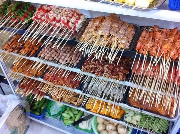 Quán đồ nướng xiên que - 10 Thái Thịnh. Các loại đồ ăn ở đây khá phong phú với hơn 20 món ăn đủ loại từ viên sẵn như bò viên, cá viên đến các loại thịt lợn, thịt dê, thịt cuốn, rau củ, bánh trái, chả cá, chả tôm, bánh bao, bánh dày kẹp ruốc… Giá ở đây khá mềm, rau củ trong mức 5.000 đồng/xiên, các loại đồ viên sẵn khoảng 8.000 đồng, các món cầu kỳ và nguyên liệu đắt hơn như bò cuốn cải, cuốn nấm, bạch tuộc giá 15.000 đồng.