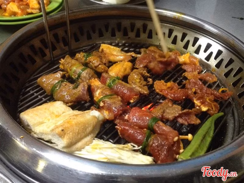 Mập Kòi Quán: Số 4 chùa Bộc, Đống Đa, Hà Nội. Đồ ăn ở đây chủ đạo là món nướng, được tẩm ướp kĩ, đồ phong phú từ bạch tuộc, ba chỉ, bò, gà, ếch... Nước chấm pha cay, ngọt khá ngon. Giá cả hầu như đều đồng giá 50.000 đồng/đĩa, khay tổng hợp 200.000 đồng/đĩa kèm thêm rau, bánh mì, nước ngô. Mọi người có thể ăn uống vô cùng thoải mái mà không tốn kém quá nhiều.