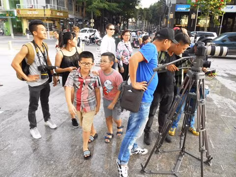 Cong an noi gi ve clip bat co gai choi Kiss Cam?-Hinh-2