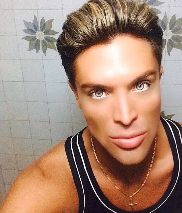 Mauricio Galdi, sống tại Brazil cho hay anh ghen tỵ với những cô gái trong trường học vì họ mặc định được xã hội chấp chận thói quen chơi với búp bê Barbie và Ken, trong khi anh lại phải đối mặt với thành kiến khi cùng chơi như vậy.