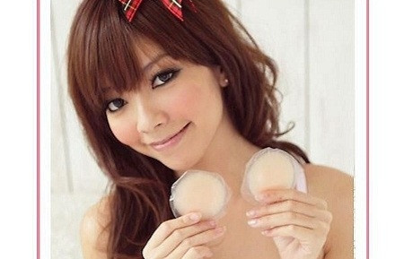 Viêm nhiễm nghiêm trọng. Theo ý kiến của các chuyên gia, sử dụng miếng dán ngực thường xuyên có thể dẫn đến rất nhiều chứng bệnh nguy hiểm như viêm da dị ứng, viêm tắc lỗ chân lông, tắc tuyến sữa, viêm nứt đầu vú…