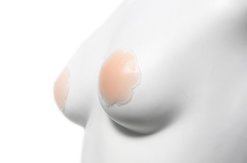 Dị ứng, kích ứng. Do được làm từ chất liệu gây bí, không thấm hút mồ hôi như silicon, xốp… lại được dán trực tiếp vào ngực nên miếng dán ngực có thể gây nên tình trạng bí bách, khó chịu, ngứa ngáy, mẩn đỏ, dị ứng, kích ứng… nhất là trong những ngày ẩm ướt, nắng nóng.