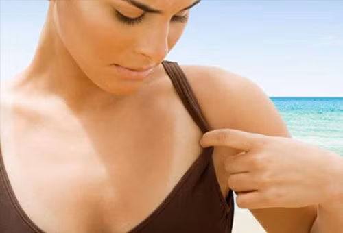 Cách sử dụng miếng dán ngực thường gắn chặt vào núi đôi. Tuy nhiên, miếng dán này có trọng lượng khá lớn so với sức chịu đựng của ngực. Vì vậy nếu sử dụng trong thời gian dài, chúng có thể khiến núi đôi của chị em phát triển không bình thường. Đối với trẻ vị thành niên đang trong độ tuổi dậy thì, sự vẹo vọ vòng ngực càng dễ xảy ra hơn.