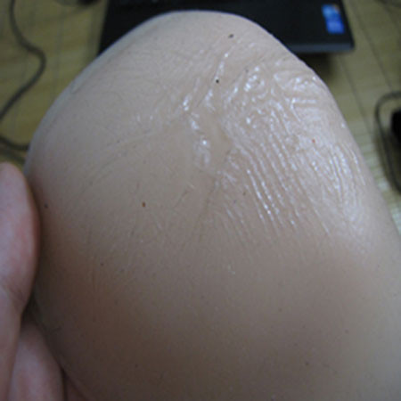 Một điều đáng chú ý nữa là mỗi miếng dán ngực thường được sử dụng nhiều lần. Tuy nhiên, không ít chị em không vệ sinh kỹ phụ kiện này, khiến các loại vi khuẩn bẩn bám vào và lúc sử dụng, núi đôi sẽ chịu ảnh hưởng không tốt, gây hại lớn cho sức khỏe.