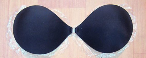 Đặc biệt, trên thị trường xuất hiện rất nhiều miếng dán ngực giả, nhái hoặc không có xuất xứ rõ ràng. Điều này càng làm tăng nguy cơ mắc bệnh cho người sử dụng. Đặc biệt, các chất hóa học không đảm bảo được cho thêm vào trong quá trình sản xuất chính là nguyên nhân gây nguy hiểm cho chúng ta.