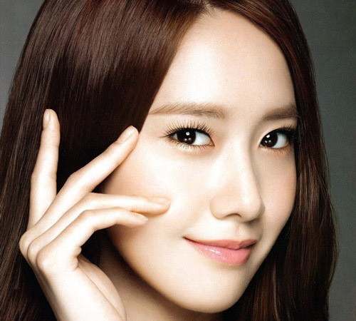 Bắt nguồn từ xu hướng vẽ lông mày ngang kiểu Hàn Quốc, kỹ thuật phun thêu tán bột lông mày là hình thức kết hợp giữa việc phun thêu lông mày bằng thiết bị chuyên dụng và việc sử dụng bột tán để có được cặp lông mày theo đúng đường nét mong muốn, tự nhiên nhất có thể.