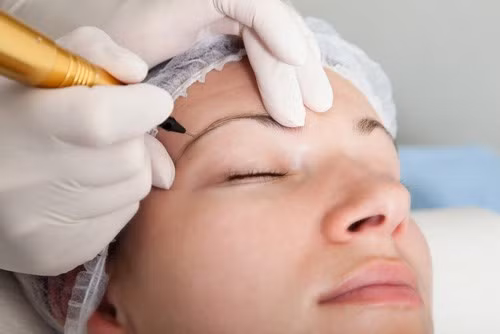 Bước 4: Sử dụng máy móc chuyên dụng để phun thêu chân mày. Thông thường, máy phun thêu sẽ có những đầu kim di rất nhỏ và mảnh, tùy theo tay nghề của kỹ thuật viên mà đường thêu sẽ có độ nét tinh xảo, mảnh nhỏ và không làm tổn thương đến da.