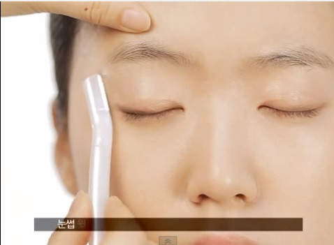 Bước 2: Vệ sinh khu vực da phun thêu thật sach, đảm bảo quy chuẩn an toàn tiểu phẫu.