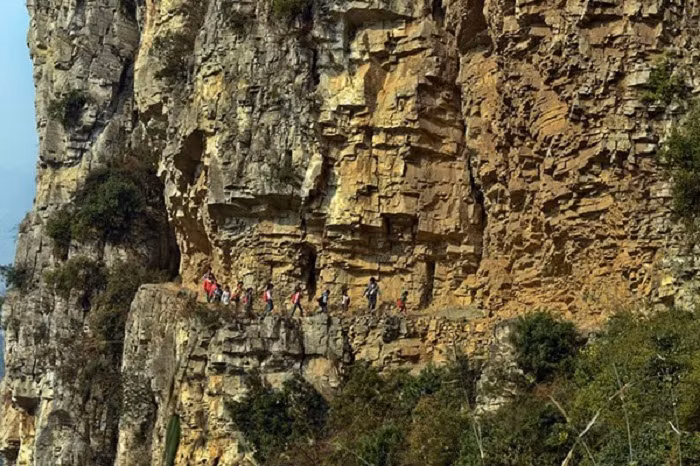 Đối với những trẻ em trong làng Gulu, một ngôi làng miền núi ở Trung Quốc, con đường ngoằn ngoèo nguy hiểm dọc theo vách đá nhô ra là con đường duy nhất mà các em có thể đến trường.