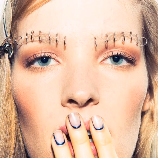 Nhãn hiệu Rodarte gây ấn tượng mạnh khi xỏ một hàng khuyên trên lông mày người mẫu.