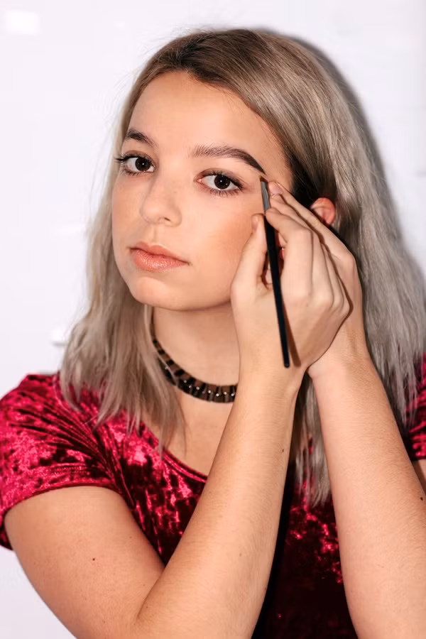 Kiểu tóc nhuộm ombre đã trở nên quá quen thuộc, nhưng còn lông mày ombre thì sao? Hiệu ứng nửa nhạt nửa đậm sẽ tạo ra một thử nghiệm cực kỳ thú vị trong công cuộc trang điểm hàng ngày của bạn.