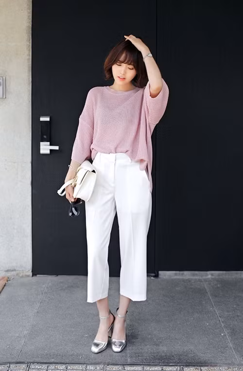 Quần culottes có kiểu dáng rất rộng rãi với phần ống rộng thênh thang như một chiếc váy, đặc điểm này rất phù hợp với khí hậu mùa hè nóng nực tại Việt Nam.