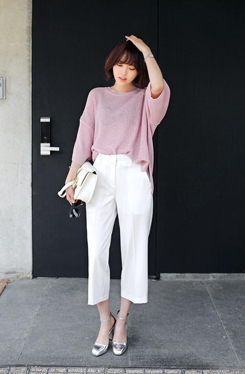 Quần culottes có kiểu dáng rất rộng rãi với phần ống rộng thênh thang như một chiếc váy, đặc điểm này rất phù hợp với khí hậu mùa hè nóng nực tại Việt Nam.