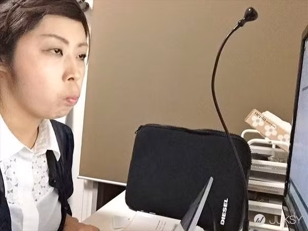 Cô đã phải thực hiện bài tập uốn lưỡi, luyện cơ mồm trong thời gian hơn 1 tuần. Bài tập này được phân chia khá đều đặn và rõ ràng: 400 lần khi đi làm, 200 lần ở nhà, phần còn lại luyện vào những lúc rảnh rỗi. Cô đặt ra mỗi ngày phải làm được 1000 lần động tác này.