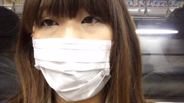 Mỗi khi ra ngoài, nữ sinh này thường tập luyện cơ miệng thon gọn mặt, uốn lưỡi đằng sau chiếc khẩu trang.