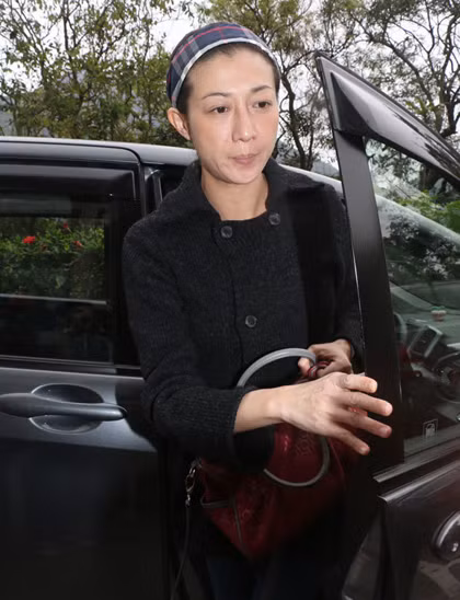 Trong bài phỏng vấn gần nhất, cô bé tâm sự không có cảm giác khi nói về người cha nổi tiếng. Cô bé thẳng thừng tuyên bố: "Về mặt huyết thống thì ông ấy đúng là cha tôi, nhưng tính trong suốt những năm tháng tôi lớn lên thì ông ấy không hề là một người cha".