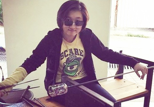 Cách đây 3 tháng, tờ HK Channel cho hay, khi đón con gái đi học về hôm 11/3, Ngô Ỷ Lợi bất ngờ bị hai cảnh sát đưa đi vì nghi ngờ cô đánh đập con gái Ngô Trác Lâm (thường được gọi là Tiểu Long Nữ). Trác Lâm được đưa tới bệnh viện kiểm tra nhưng không phát hiện có vết thương. Cô bé được tổ chức xã hội chăm sóc trước khi có thể về với mẹ.