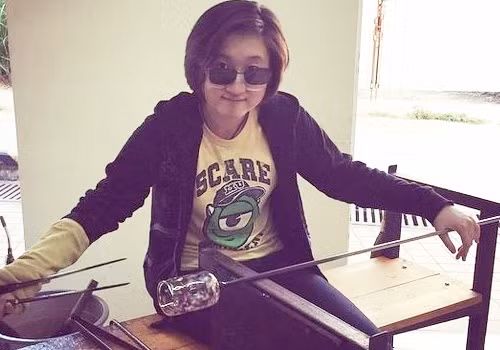 Cách đây 3 tháng, tờ HK Channel cho hay, khi đón con gái đi học về hôm 11/3, Ngô Ỷ Lợi bất ngờ bị hai cảnh sát đưa đi vì nghi ngờ cô đánh đập con gái Ngô Trác Lâm (thường được gọi là Tiểu Long Nữ). Trác Lâm được đưa tới bệnh viện kiểm tra nhưng không phát hiện có vết thương. Cô bé được tổ chức xã hội chăm sóc trước khi có thể về với mẹ.