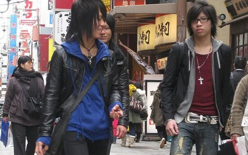 Dẫn số liệu của Chính phủ Nhật Bản, La Croix cho biết, có tới 20% nam giới và 10% nữ giới hiện đã 50 tuổi mà vẫn chưa kết hôn lần nào. Trong khi, vào năm 1990, con số này chỉ là 6% ở nam giới và 5% ở nữ. Đáng chú ý, nhiều người không thể lấy vợ dù muốn, do thiếu đảm bảo kinh tế.