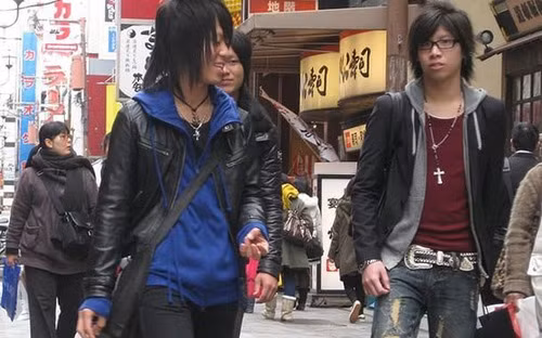 Dẫn số liệu của Chính phủ Nhật Bản, La Croix cho biết, có tới 20% nam giới và 10% nữ giới hiện đã 50 tuổi mà vẫn chưa kết hôn lần nào. Trong khi, vào năm 1990, con số này chỉ là 6% ở nam giới và 5% ở nữ. Đáng chú ý, nhiều người không thể lấy vợ dù muốn, do thiếu đảm bảo kinh tế.