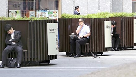 Một lý do khác cũng làm tăng xu hướng này là bởi xã hội Nhật hiện vẫn còn quan niệm "đàn ông kiếm tiền, đàn bà nội trợ". Nhiều phụ nữ mong muốn tìm được một tấm chồng có việc làm ổn định và thu nhập khá để đảm bảo đời sống vật chất cho cả gia đình.