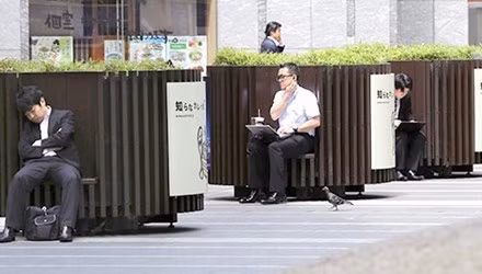 Một lý do khác cũng làm tăng xu hướng này là bởi xã hội Nhật hiện vẫn còn quan niệm "đàn ông kiếm tiền, đàn bà nội trợ". Nhiều phụ nữ mong muốn tìm được một tấm chồng có việc làm ổn định và thu nhập khá để đảm bảo đời sống vật chất cho cả gia đình.