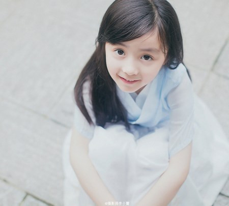 Cô bé 8 tuổi từng “đốn tim” cư dân mạng qua những bộ ảnh xinh hơn cả tranh vẽ. Trong số đó, phải kể tới bộ ảnh “Tiên nữ bên hồ” mà thiên thần An Kỳ Nhĩ thực hiện cùng hotgirl bán hàng online Tiểu Tiên Nữ từng gây sốt năm 2014.