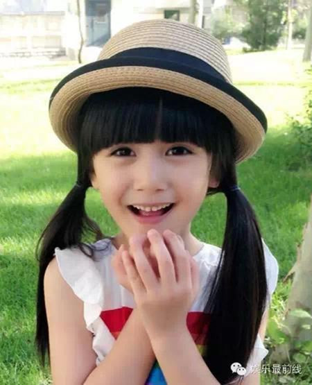 Dù mới 7 tuổi nhưng Trương Tử Mộc đã đóng hơn 20 bộ phim và gần 100 quảng cáo.