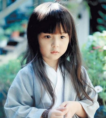 Lưu Sở Điềm hay còn gọi là Tiểu Điềm Điềm sinh ngày 5/9/2009 ở thành phố Tuyền Châu, Phúc Kiến, Trung Quốc. Tiểu Điềm Điềm còn được cư dân mạng mệnh danh là thiên thần cổ trang xinh đẹp nhất màn ảnh.